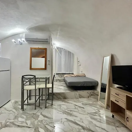 アパート Cave House