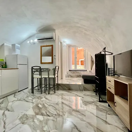 アパート Cave House