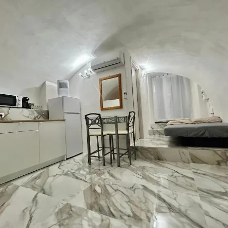 Апартаменты Cave House