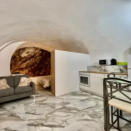 Апартаменты Cave House